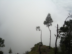 Pemandangan berkabut dari Puncak G. Sikunir Dieng